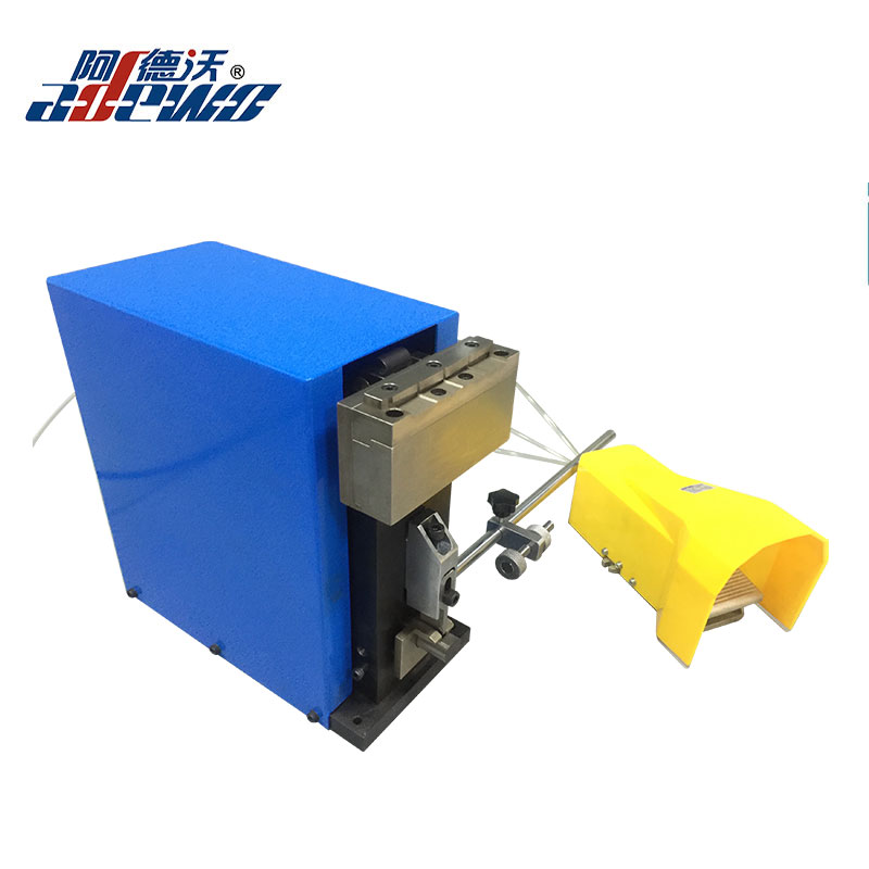 Máquina neumática para puentear y rebordear reglas de acero